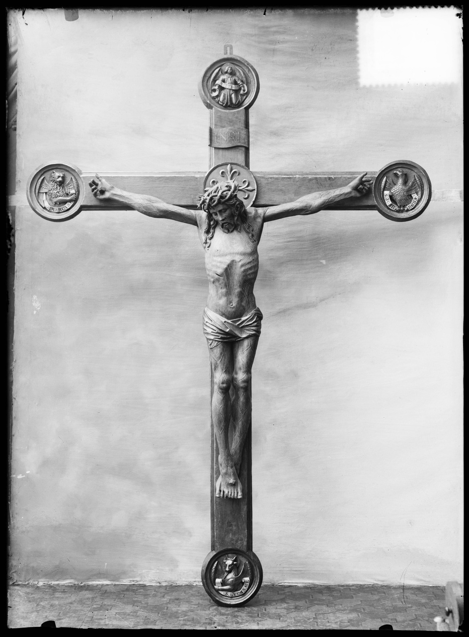 Glasnegatief van foto van producten uit de Cuypers' Kunstwerkplaatsen: "Foto van een kruisbeeld".