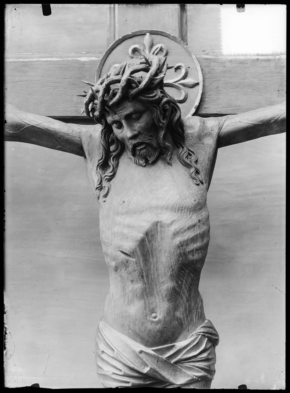 Glasnegatief van foto van producten uit de Cuypers' Kunstwerkplaatsen: "Detailfoto van een gekruisigde Christus".