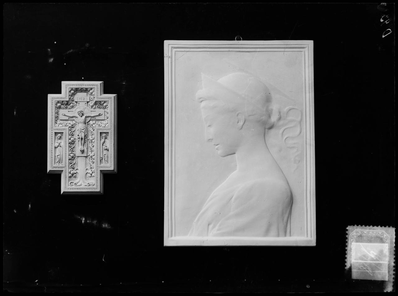 Glasnegatief van foto van producten uit de Cuypers' Kunstwerkplaatsen: "Foto van een reliëf met een kruisbeeld en een met een portret van een meisje".