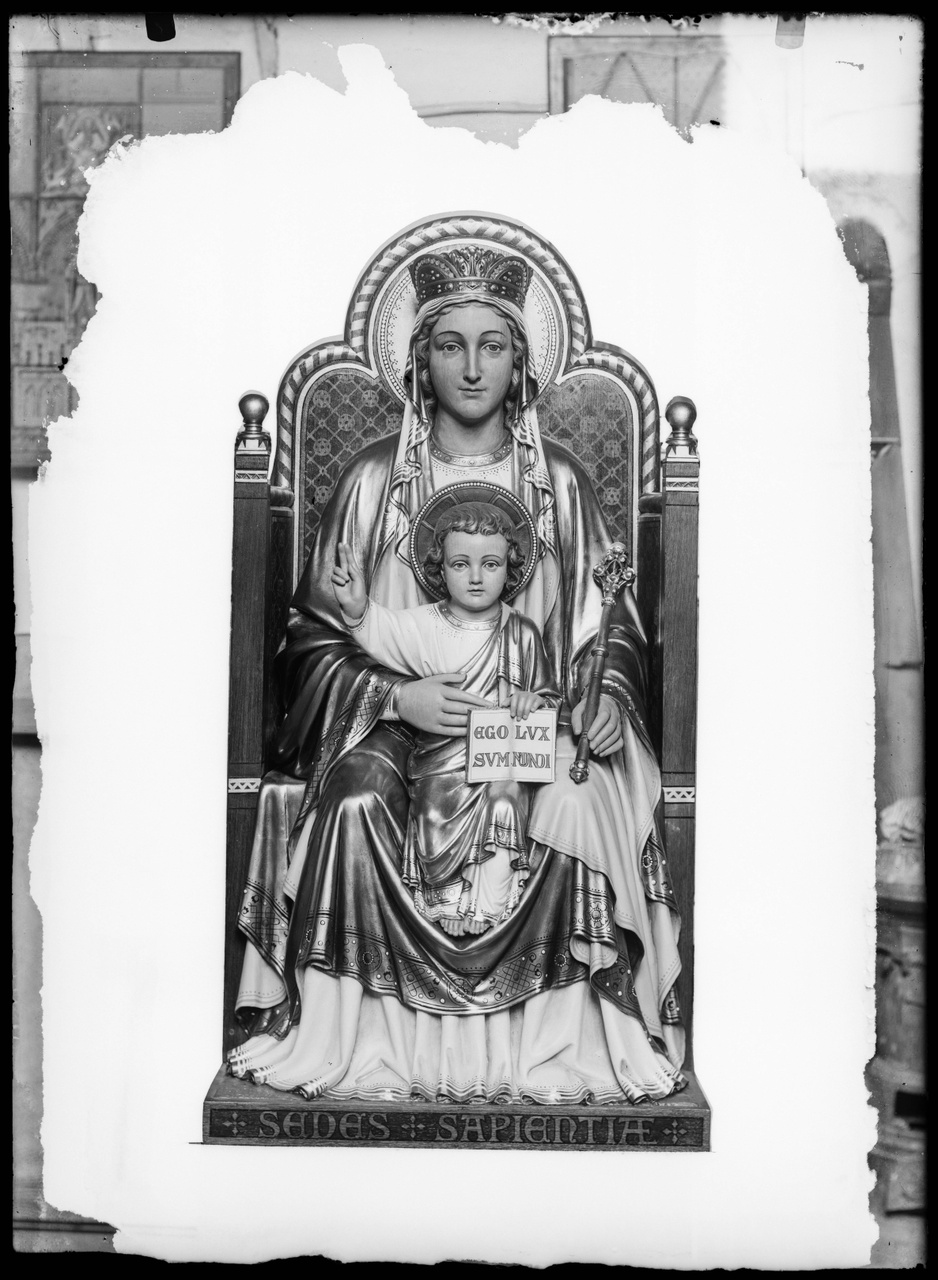 Glasnegatief van foto van producten uit de Cuypers' Kunstwerkplaatsen: "Foto van een afbeelding van Maria met Kind".