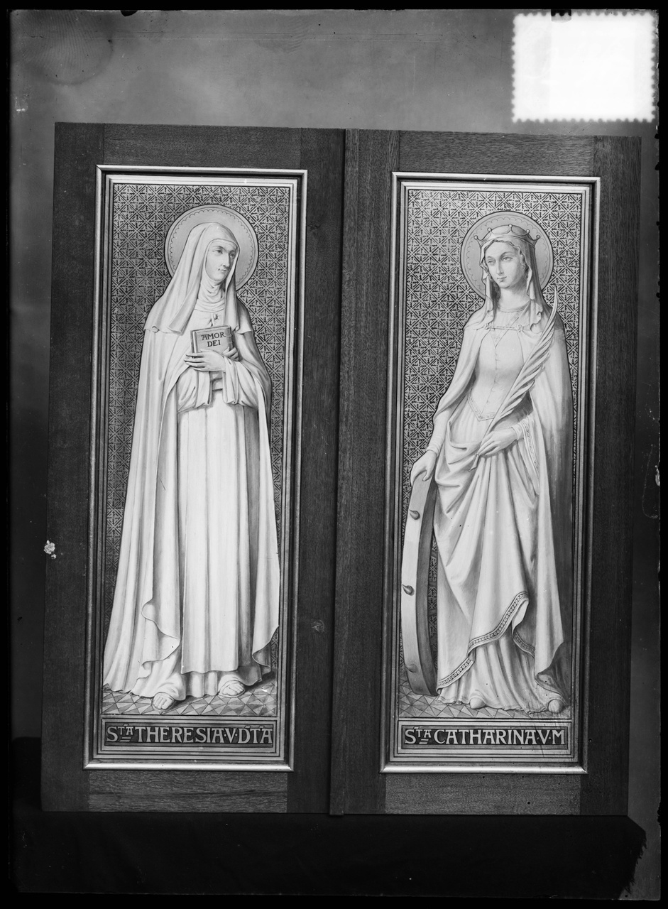 Glasnegatief van foto van producten uit de Cuypers' Kunstwerkplaatsen: "Foto van een paneel met het portret van de H. Theresia en van een paneel met het portret van de H. Catherina".
