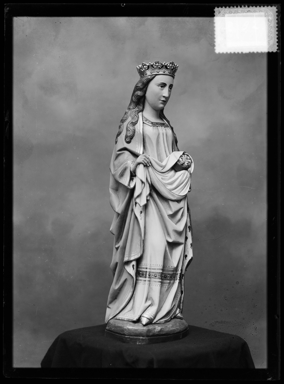 Glasnegatief van foto van producten uit de Cuypers' Kunstwerkplaatsen: "Foto van een gekroonde vrouw met een boeket roosjes in haar hand".