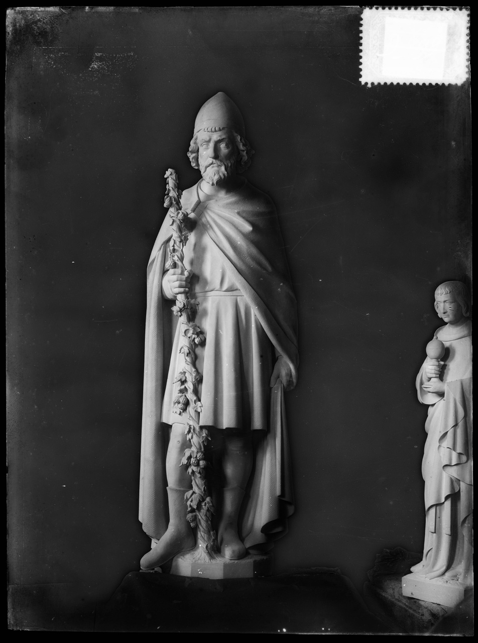 Glasnegatief van foto van producten uit de Cuypers' Kunstwerkplaatsen: "Foto van twee beeldjes: van een man in middeleeuwse kledij en van een monnik met een wereldbol in de hand".