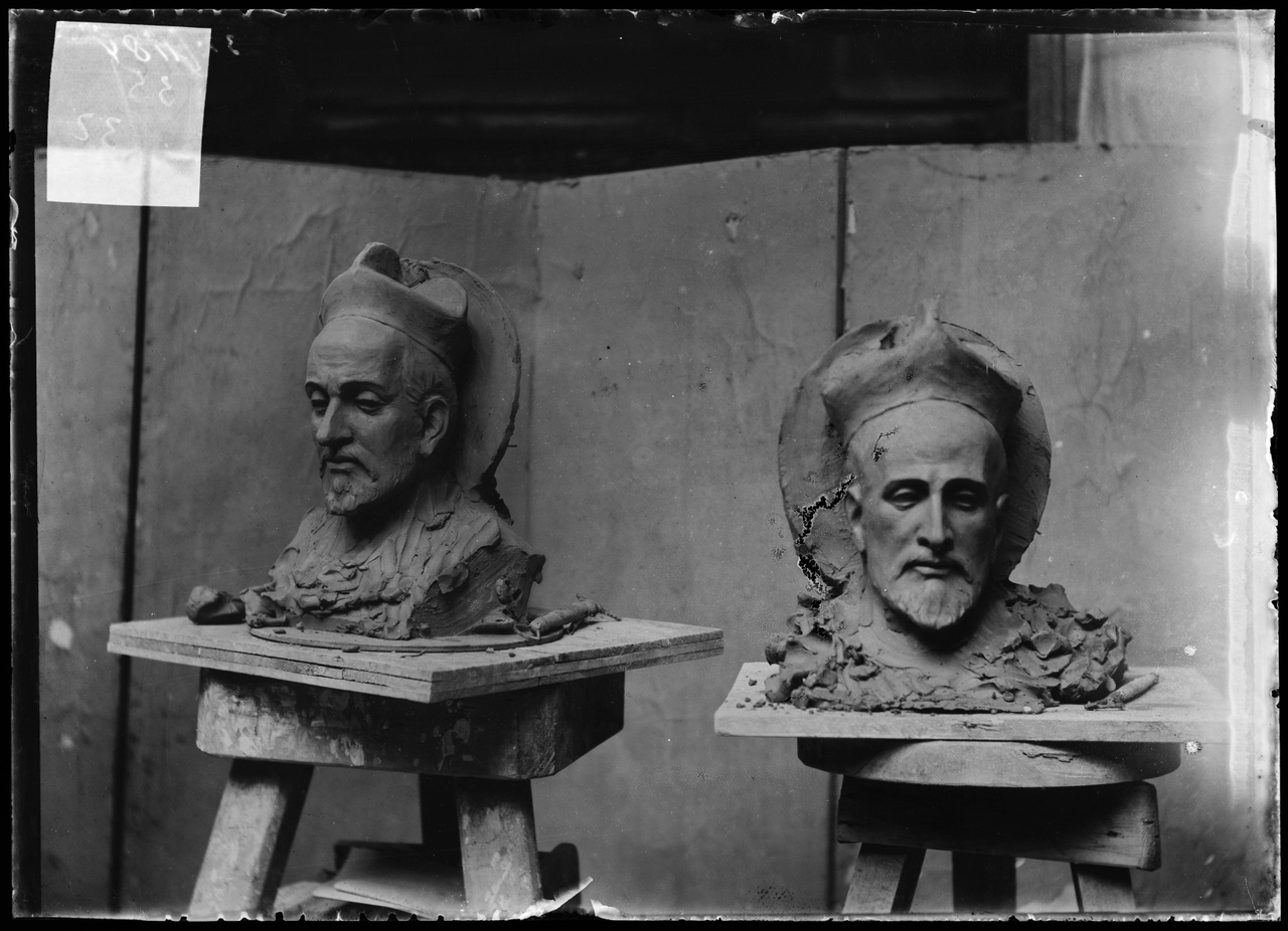 Glasnegatief van foto van producten uit de Cuypers' Kunstwerkplaatsen: "Foto van een studie van twee bustes voor een paus".