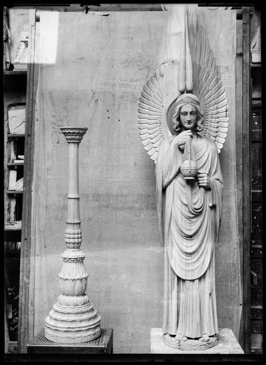 Glasnegatief van foto van producten uit de Cuypers' Kunstwerkplaatsen: "Foto van een beeld van een engel en van een grote kandelaar".