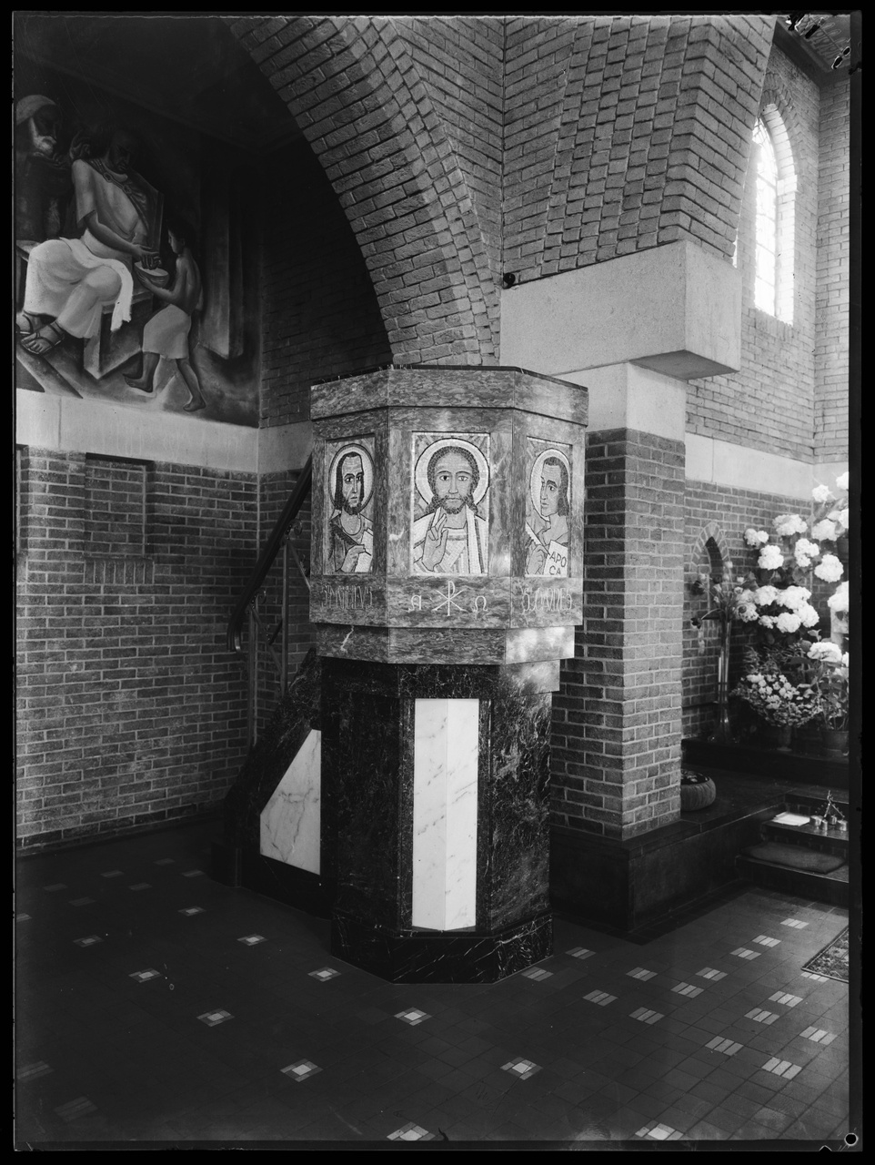 Glasnegatief van foto van producten uit de Cuypers' Kunstwerkplaatsen: "Foto van een preekstoel in een kerk".