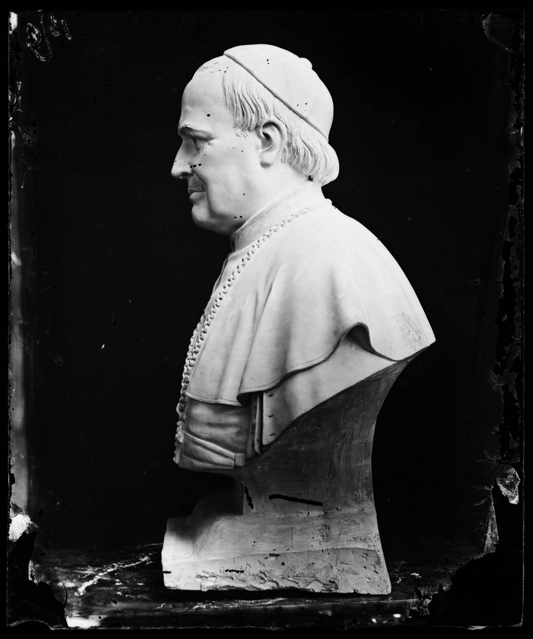 Glasnegatief van foto van producten uit de Cuypers' Kunstwerkplaatsen: "Foto van een borstbeeld van een paus".