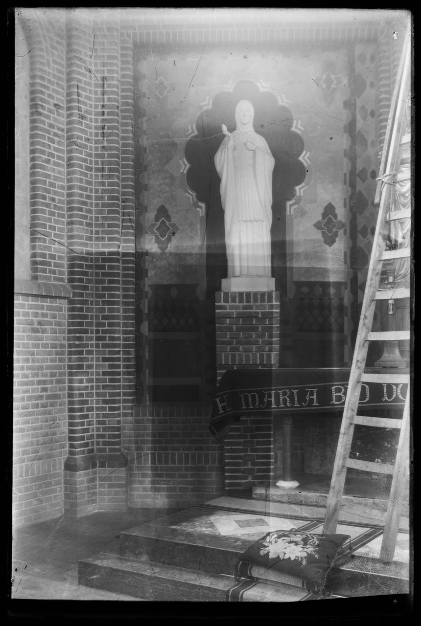 Glasnegatief van foto van producten uit de Cuypers' Kunstwerkplaatsen: "Foto van een Mariabeeld in een kerk".