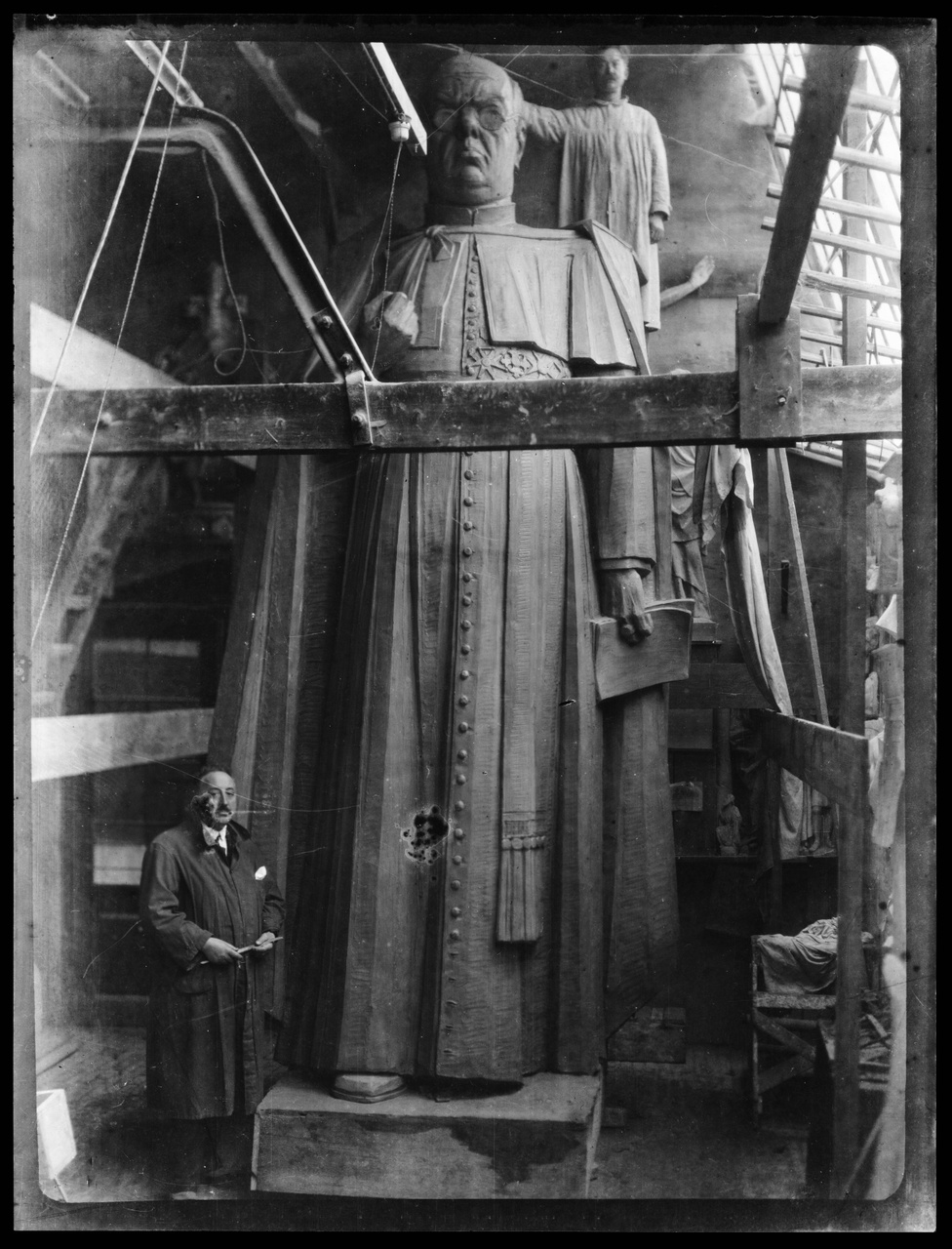 Glasnegatief van een foto van een model op ware grootte van Dr. Schaepman voor een standbeeld in Tubbergen, gefotografeerd in de kunstwerkplaatsen
