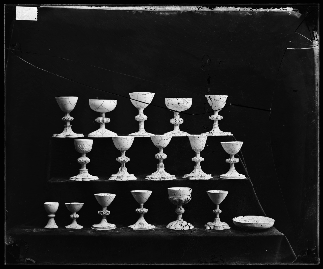 Glasnegatief van foto van producten uit de Cuypers' Kunstwerkplaatsen: "Foto van zestien kelken en een schaaltje".