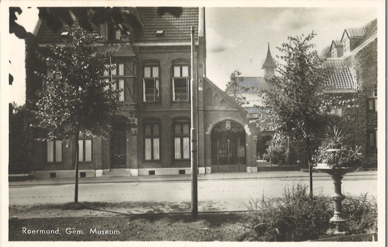 Map met foto's en ansichtkaarten gerelateerd aan het Cuypershuis te Roermond: foto 6693f
