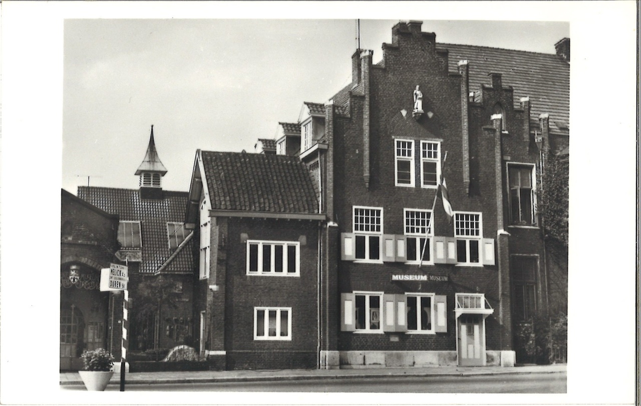 Map met foto's en ansichtkaarten gerelateerd aan het Cuypershuis te Roermond: foto 6693g