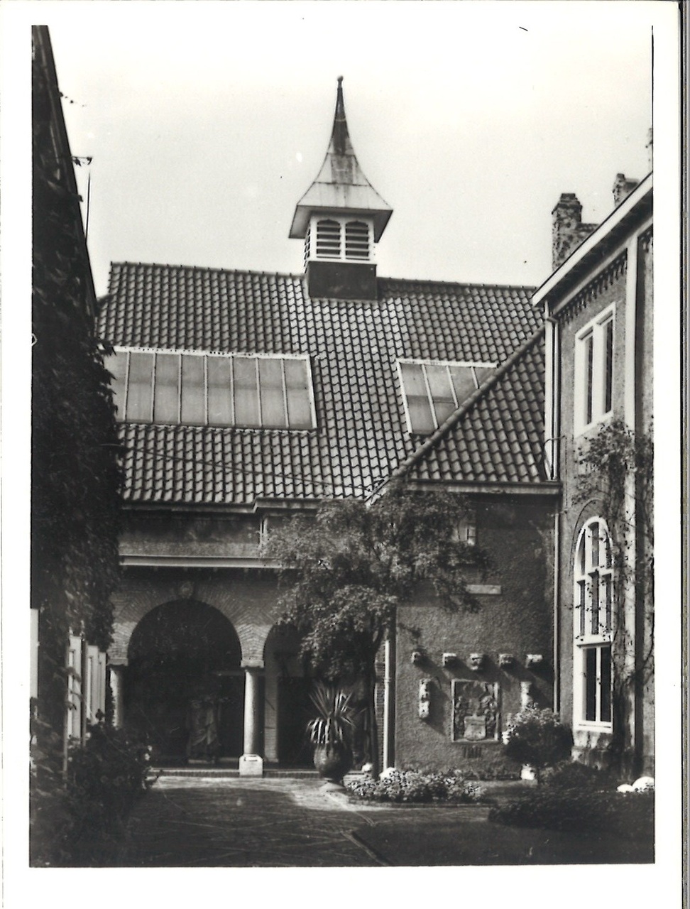 Map met foto's en ansichtkaarten gerelateerd aan het Cuypershuis te Roermond: foto 6693h
