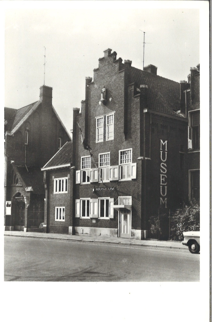 Map met foto's en ansichtkaarten gerelateerd aan het Cuypershuis te Roermond: foto 6693i