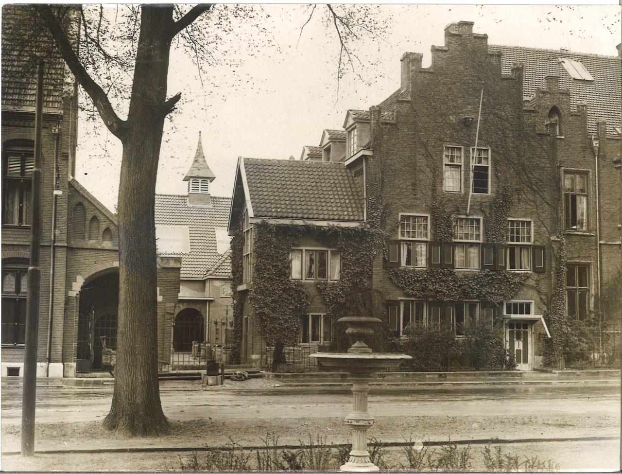 Map met foto's en ansichtkaarten gerelateerd aan het Cuypershuis te Roermond: foto 6693k
