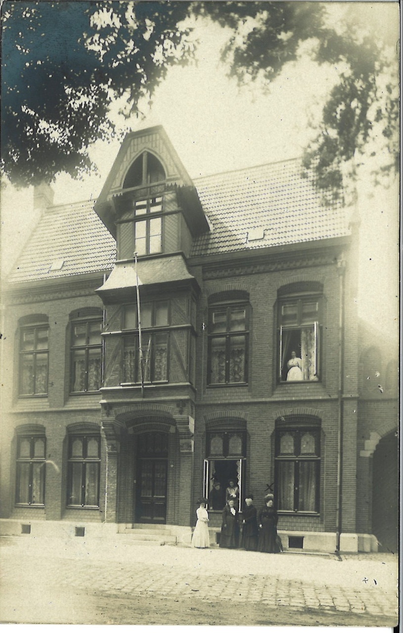 Map met foto's en ansichtkaarten gerelateerd aan het Cuypershuis en omgeving te Roermond. Foto 6695c