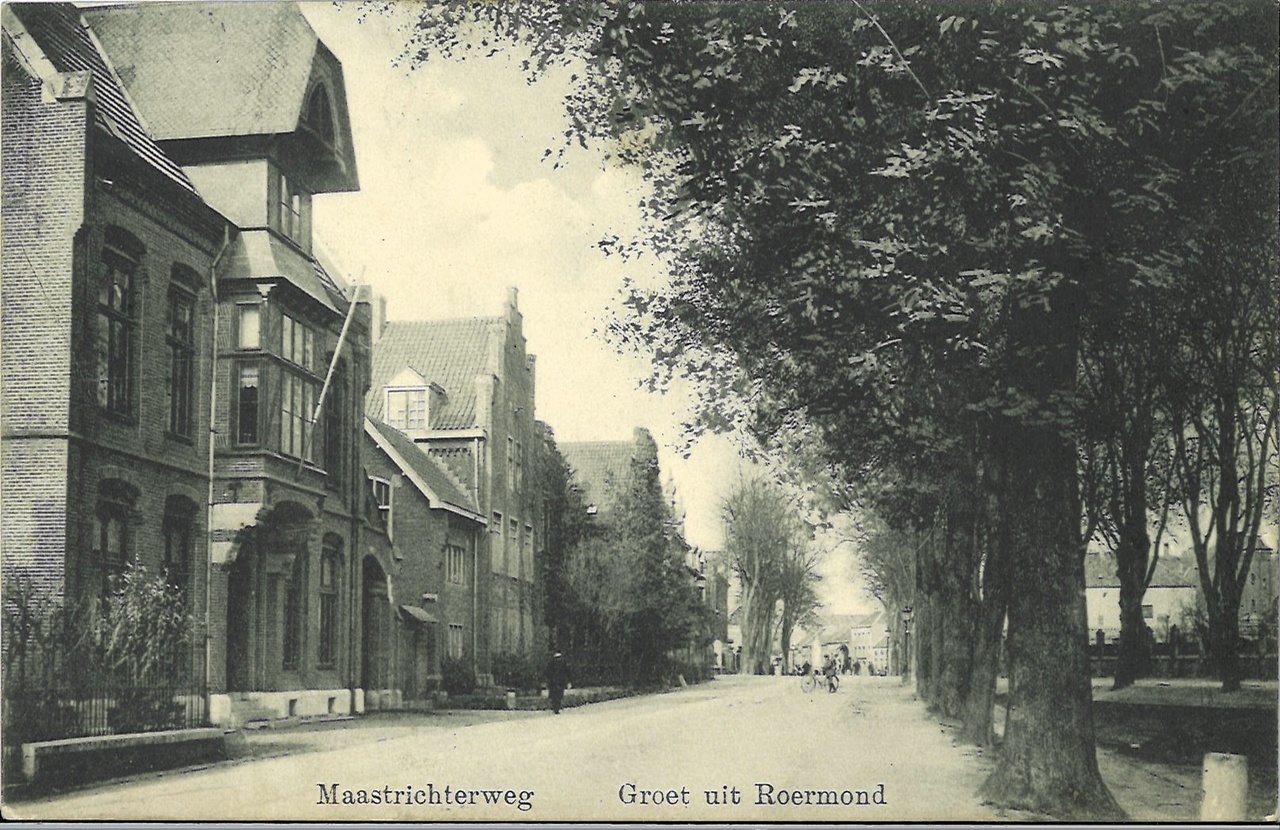 Map met foto's en ansichtkaarten gerelateerd aan het Cuypershuis en omgeving te Roermond. Foto 6695d