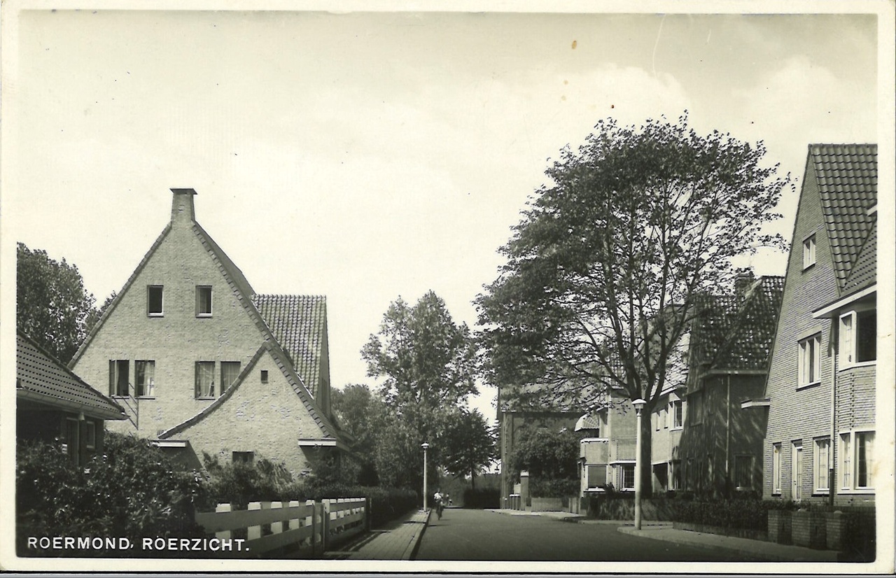 Map met foto's en ansichtkaarten gerelateerd aan het Cuypershuis en omgeving te Roermond. Foto 6695i