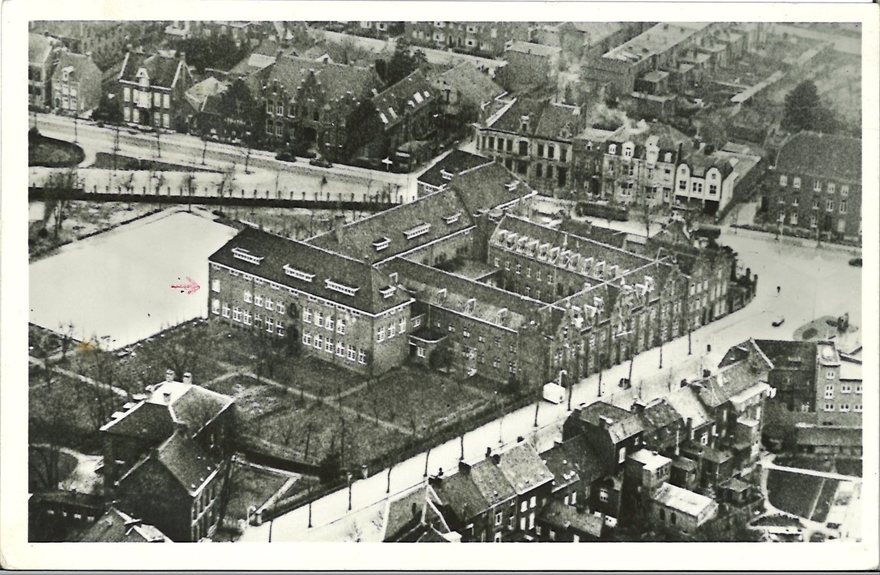 Map met foto's en ansichtkaarten gerelateerd aan het Cuypershuis en omgeving te Roermond. Foto 6695j