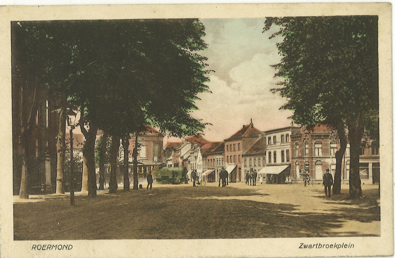 Map met foto's en ansichtkaarten gerelateerd aan het Cuypershuis en omgeving te Roermond en een gedeeltelijke overdruk van een artikel over het Laurentius Ziekenhuis en het Protestants Ziekenhuis