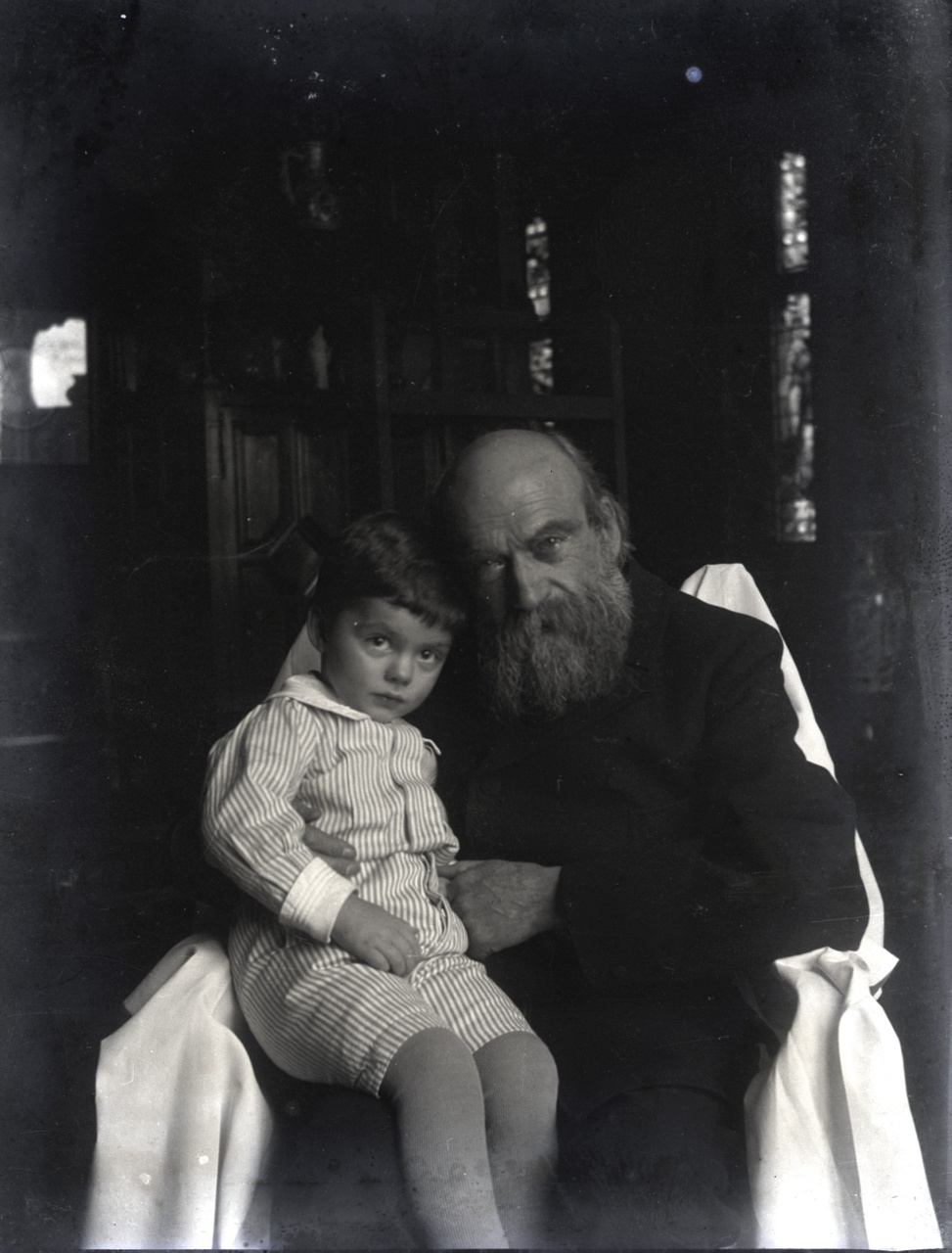 Glasnegatief van een foto van Pierre Cuypers met zijn kleinzoon Charlot