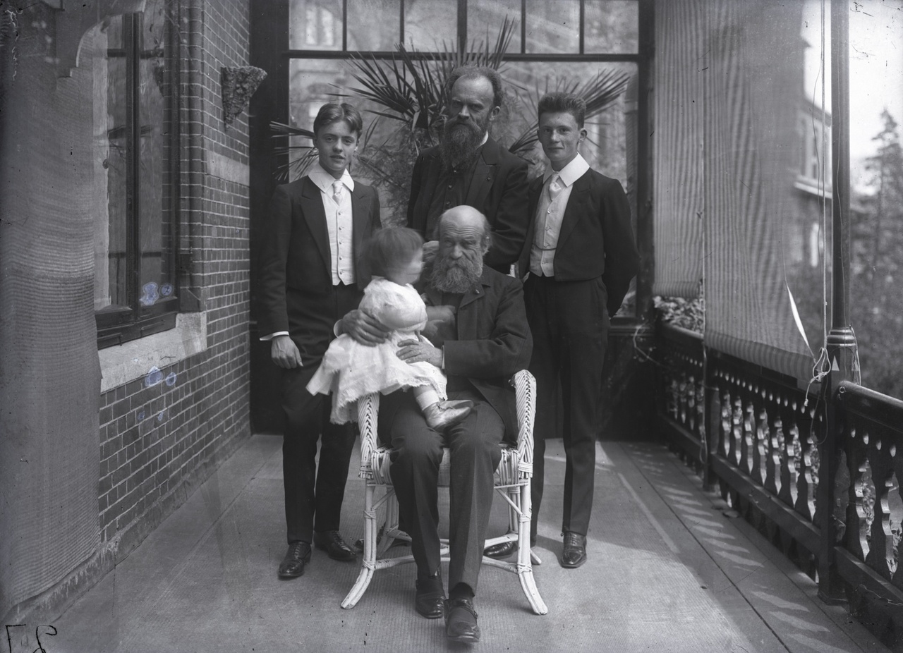 Glasnegatief van een foto met Pierre Cupyers, Joseph Cuypers en drie kleinzonen