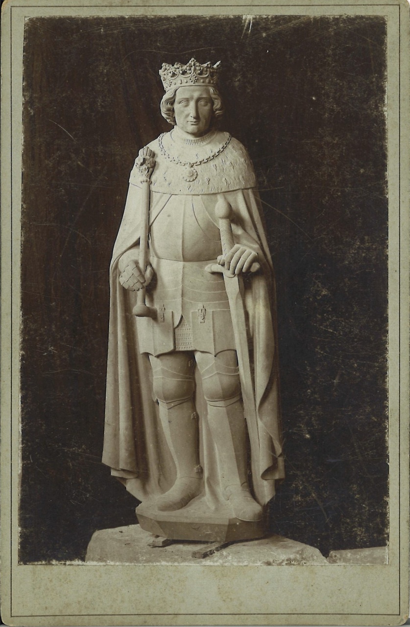 Foto van een object uit de Cuypers' Kunstwerkplaatsen: beeld van een koning met scepter en zwaard