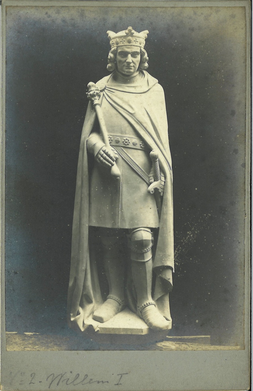 Foto van een object uit de Cuypers' Kunstwerkplaatsen: beeld van een koning met scepter en zwaard.