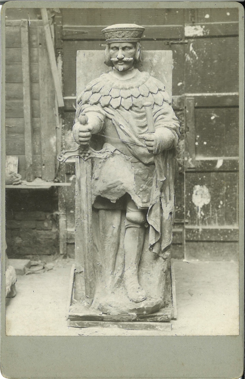 Foto van een object uit de Cuypers' Kunstwerkplaatsen: beeld van een ridder of koning met scepter en zwaard.