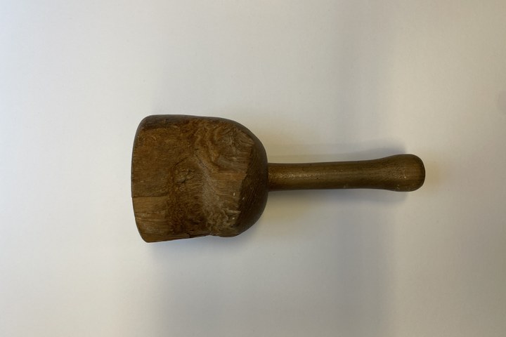 Houten beeldhouwershamer met gebruikssporen.