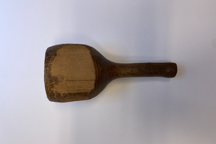 Houten beeldhouwershamer.