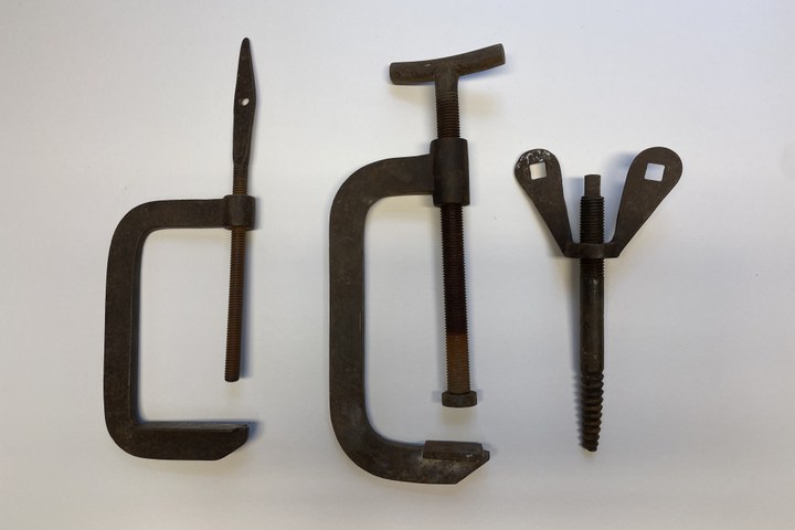 Drie klemmen/bankschroeven.