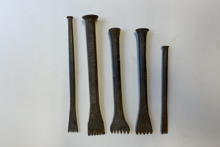 Vijf beitels met kartel.