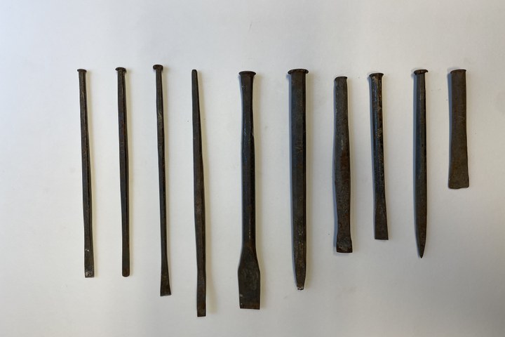 Tien beitels zonder handvat.