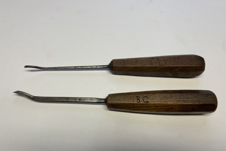 Twee gebogen gutsen/beitels.