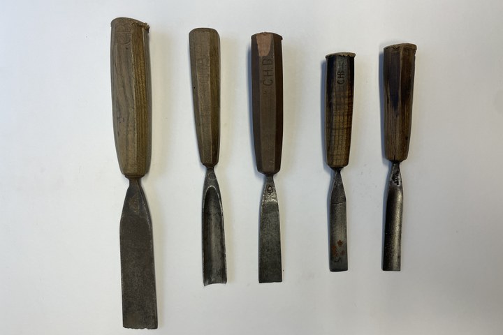 Vijf grote gutsen/beitels.