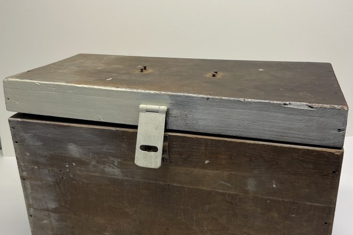 Kist behorende bij verzameling handgereedschap. steenhouwers- en houtbewerkingsmateriaal.