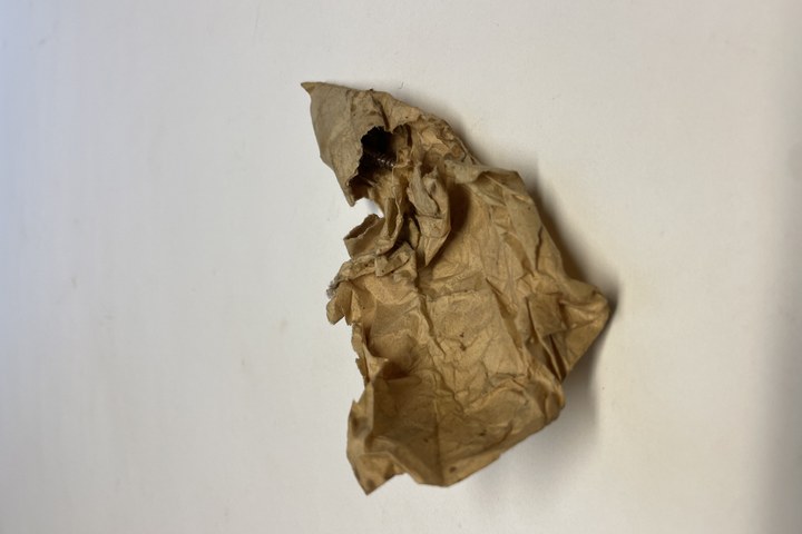 Prop papier (soort puntzakje) met schroefjes