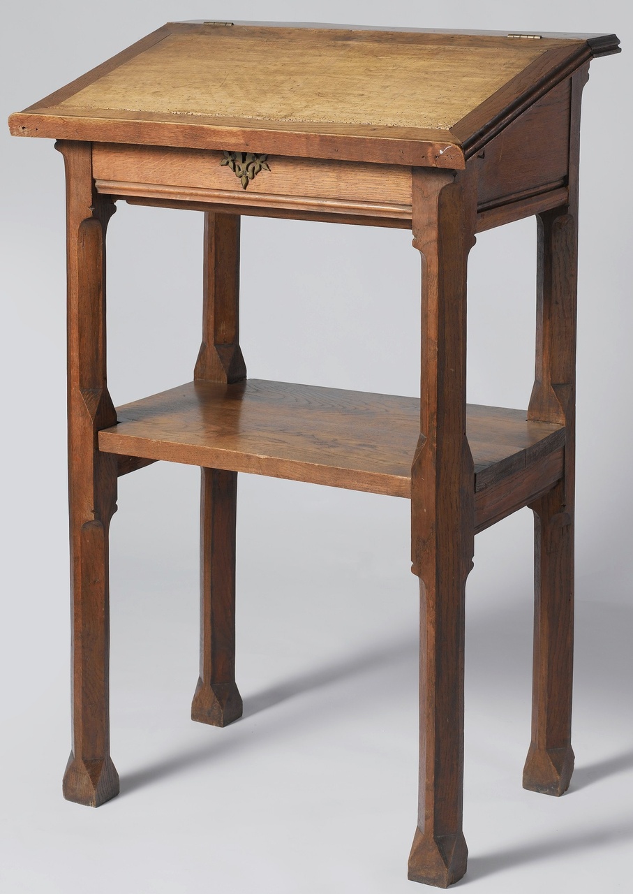 Lezenaar met scharnierende klep en tussenblad halverwege de poten.